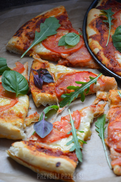 
Pizza z pomidorami i mozzarellą