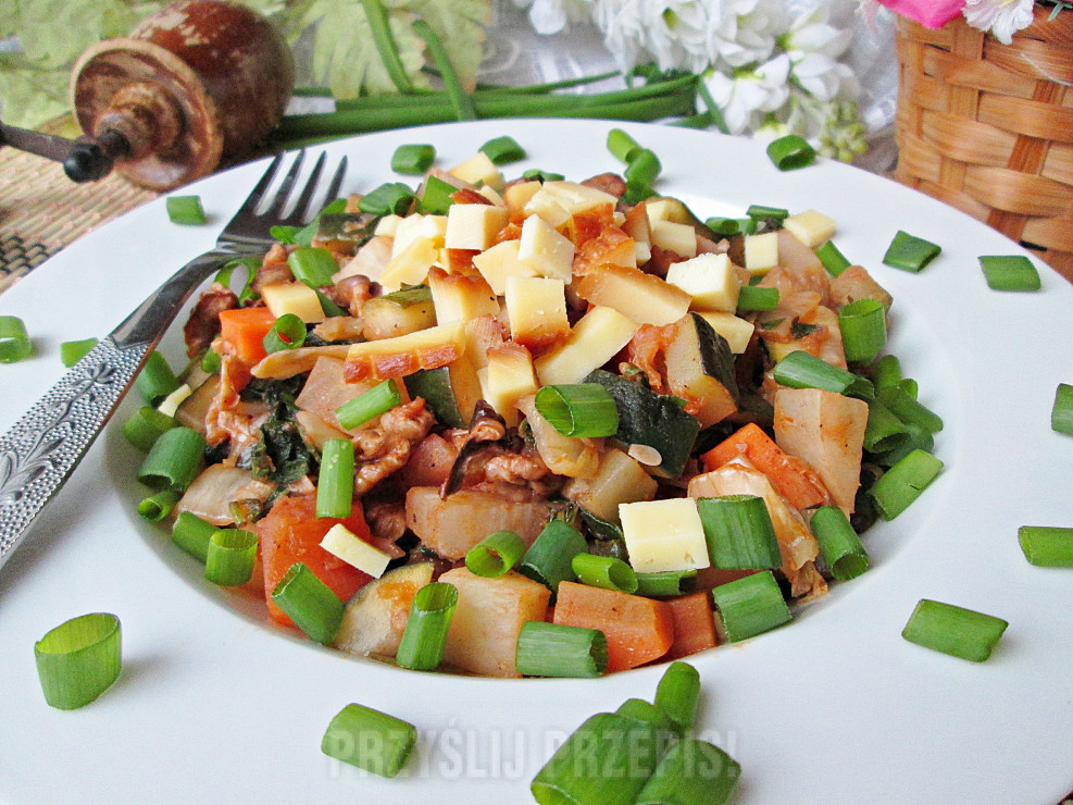Potrawka warzywna z orzechami i serem