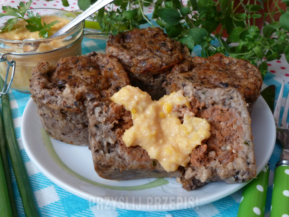 Muffiny jęczmienne z wołowym klopsikiem i sosem kukurydzianym
