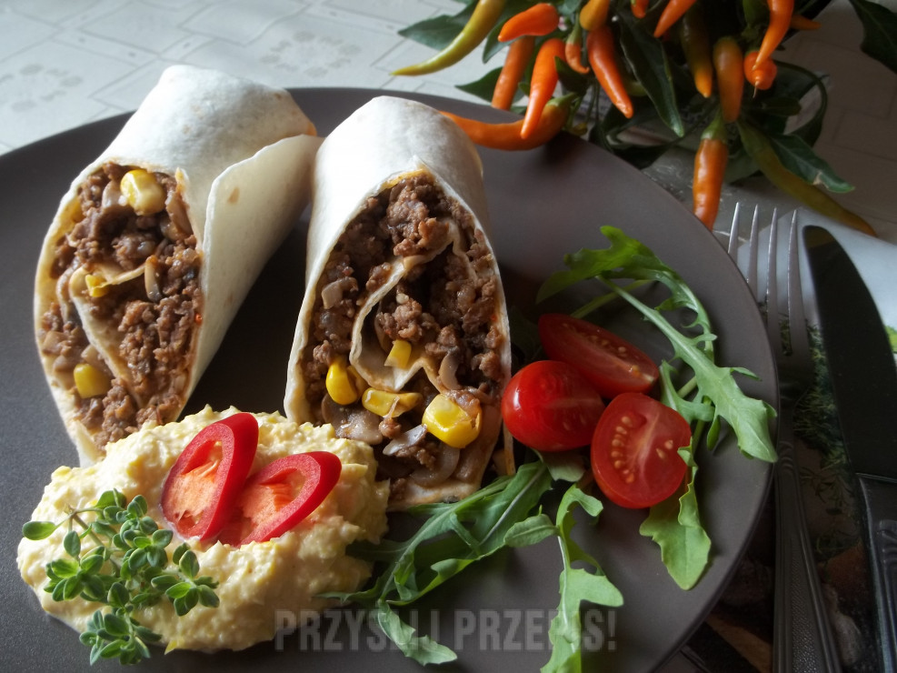 Burrito z mięsem i pieczarkami