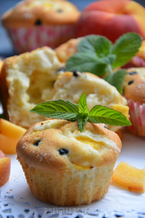 
Muffinki cytrynowe na białkach z mascarpone i owocami