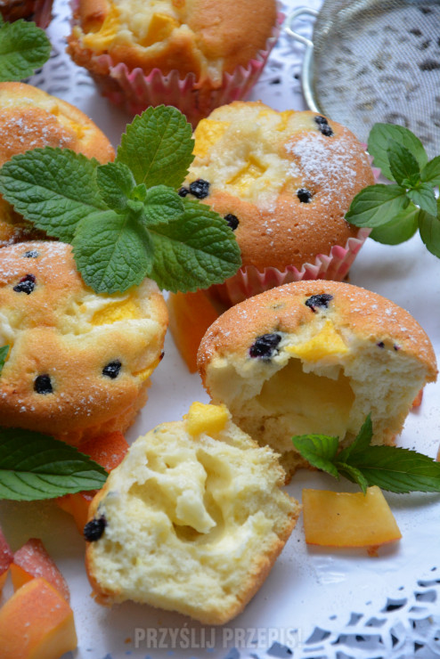 
Muffinki cytrynowe na białkach z mascarpone i owocami