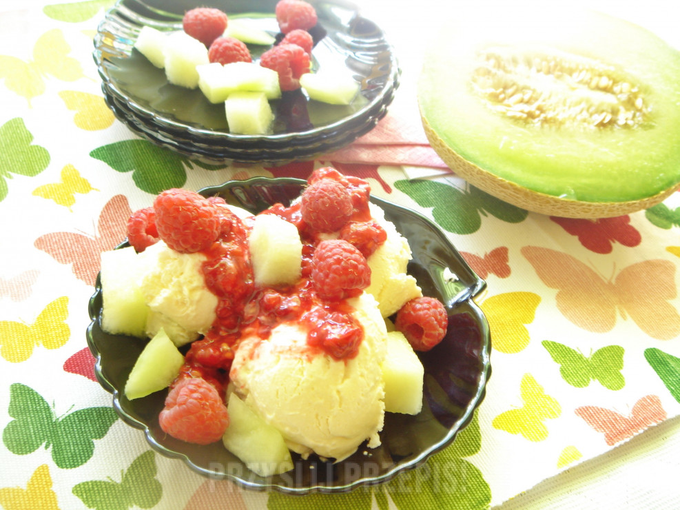 Domowe lody z serka mascarpone z owocami