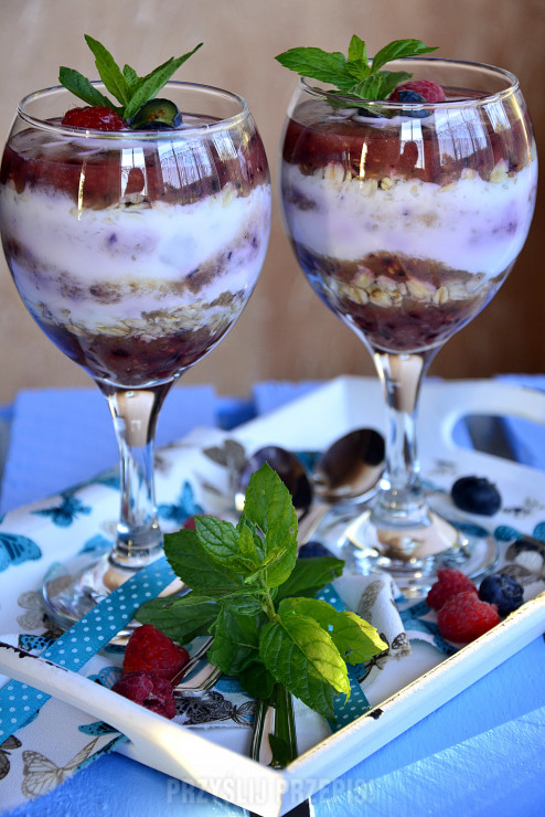 Koktajl owocowo- jogurtowy z płatkami owsianymi