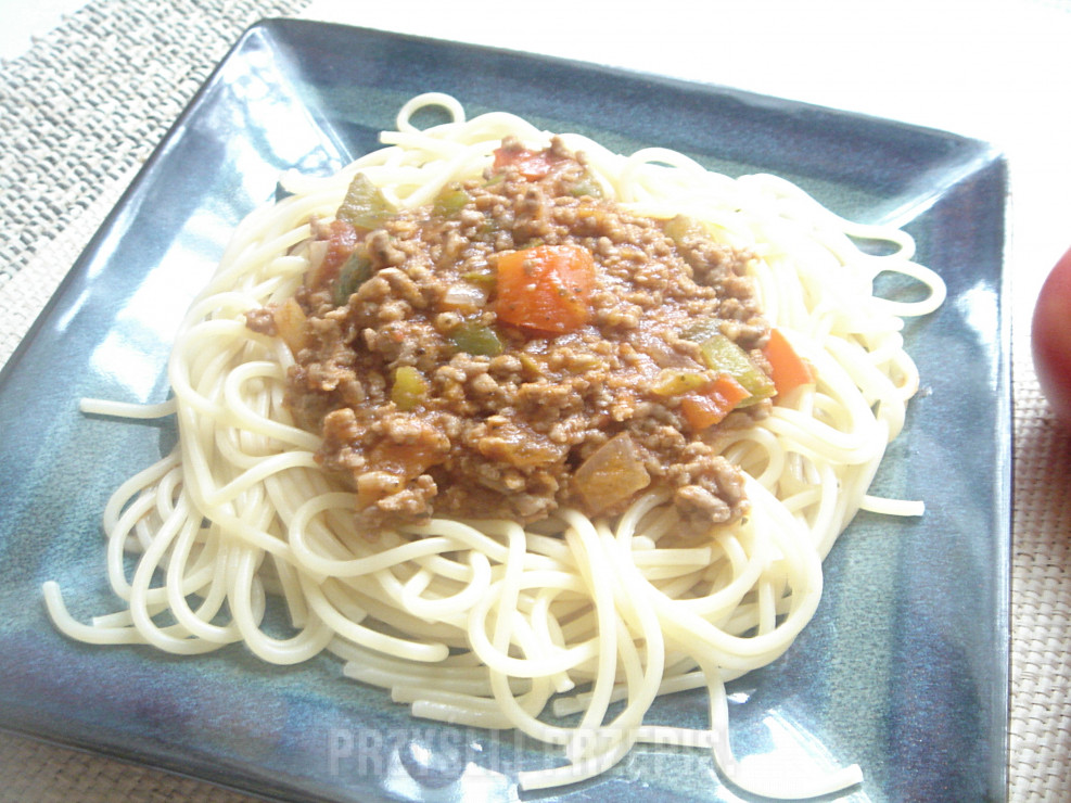 spaghetti z mięsem, passatą pomidorową i papryką