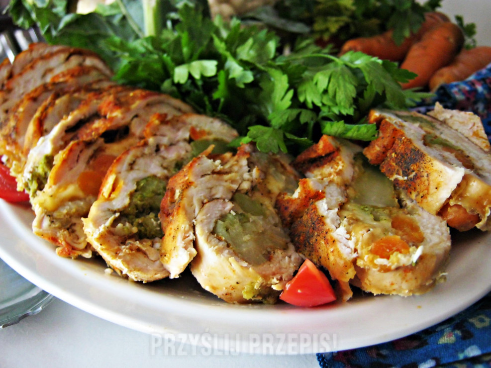 Rolada z kurczaka z serowo – warzywnym środkiem