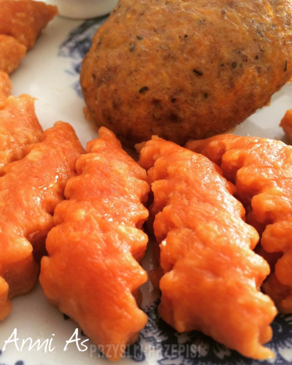 Pieczone kotleciki z indyka z marchewką.