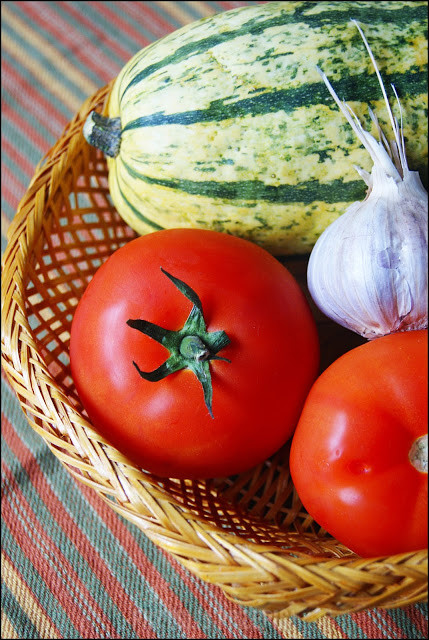 Dynia makaronowa z boczkiem i pomidorami