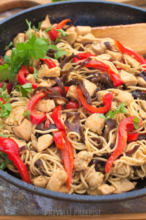 Chow mein z kurczakiem, papryką i grzybami mun