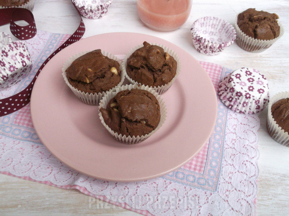 Pyszne muffinki czekoladowe z orzechami ziemnymi.