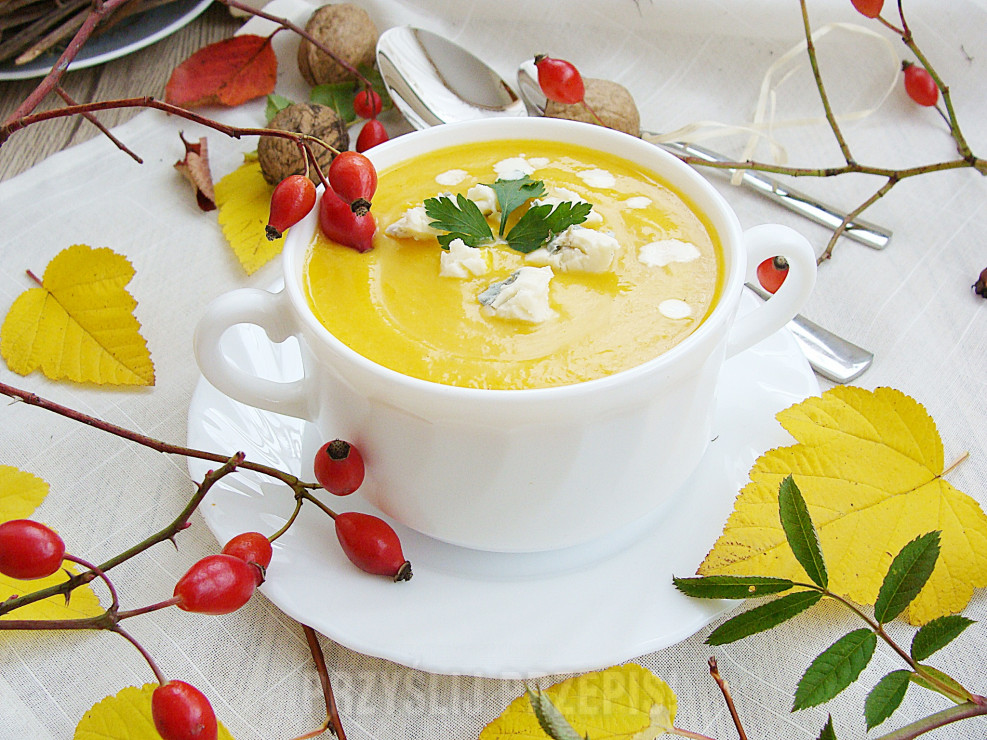 Zupa dyniowo-kukurydziana z serem lazur