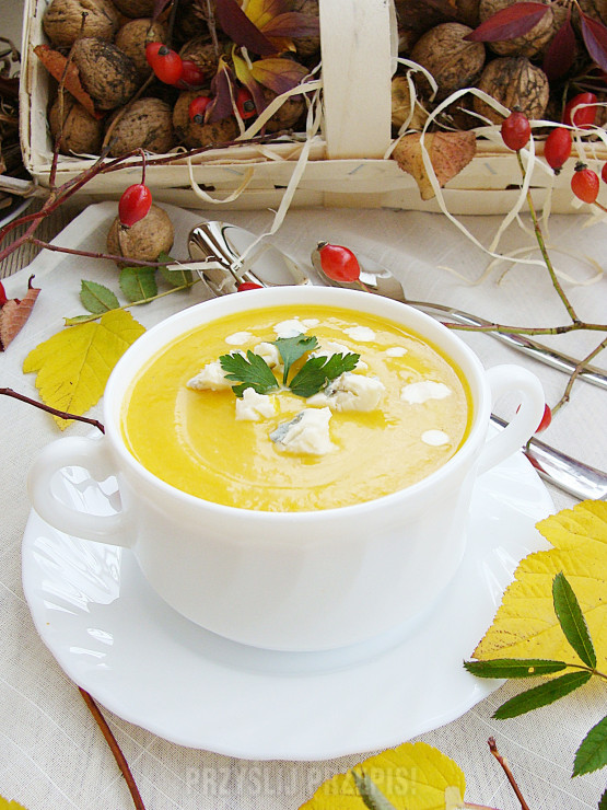 Zupa dyniowo-kukurydziana z serem lazur