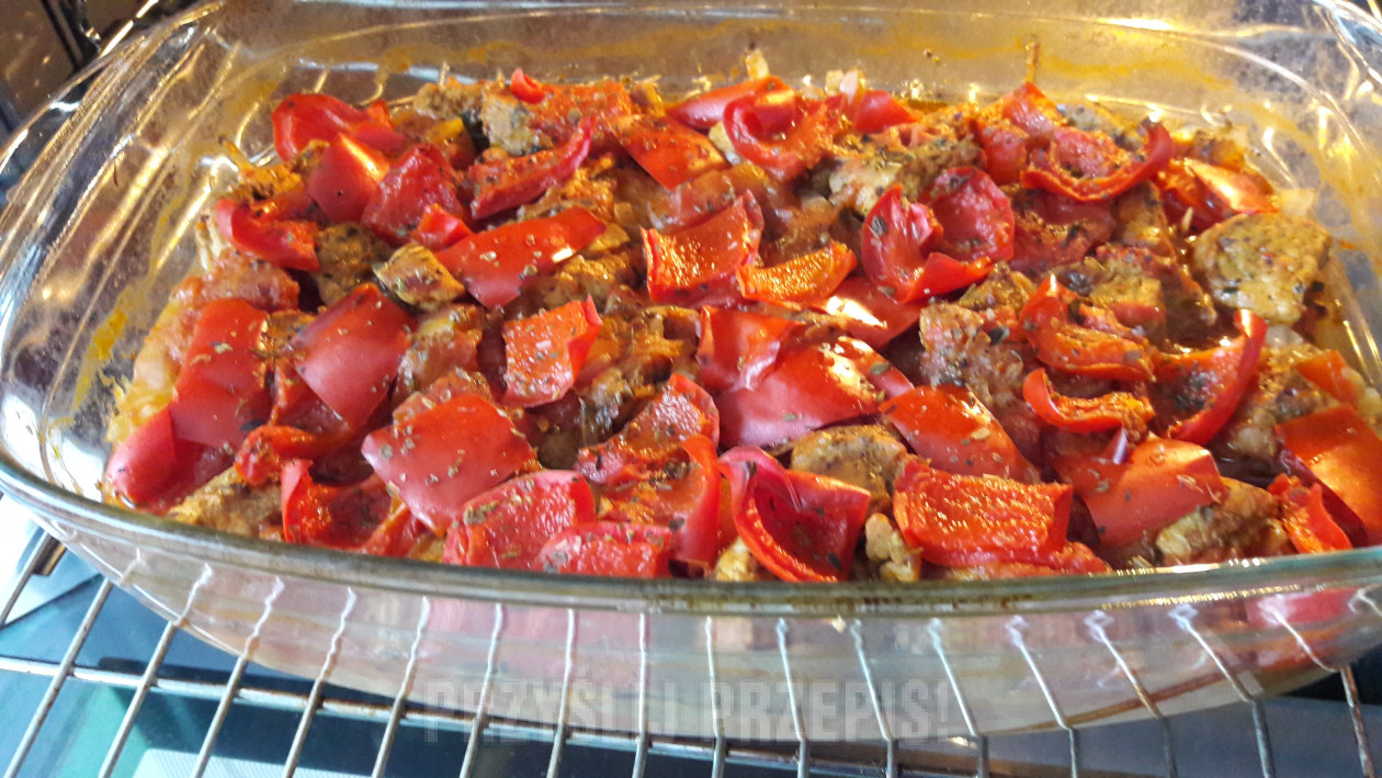 Pieczona kapusta z mięsem i papryką w sosie pomidorowym