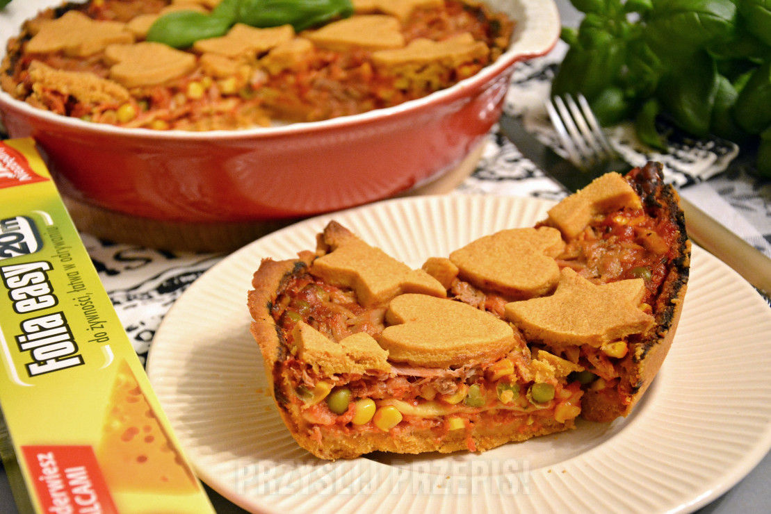 Tarta z tuńczykiem, kukurydzą i groszkiem w sosie pomidorowym