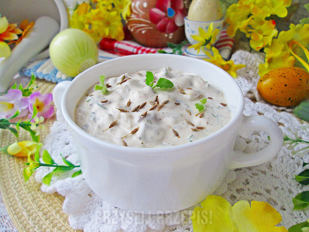 Sos jogurtowo - majonezowy z pieczarkami i cebulą