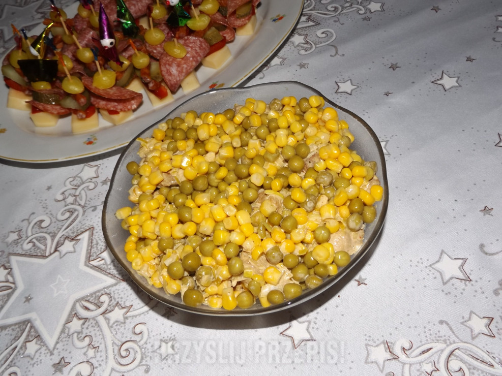 Sałatka z groszkiem i kukurydzą