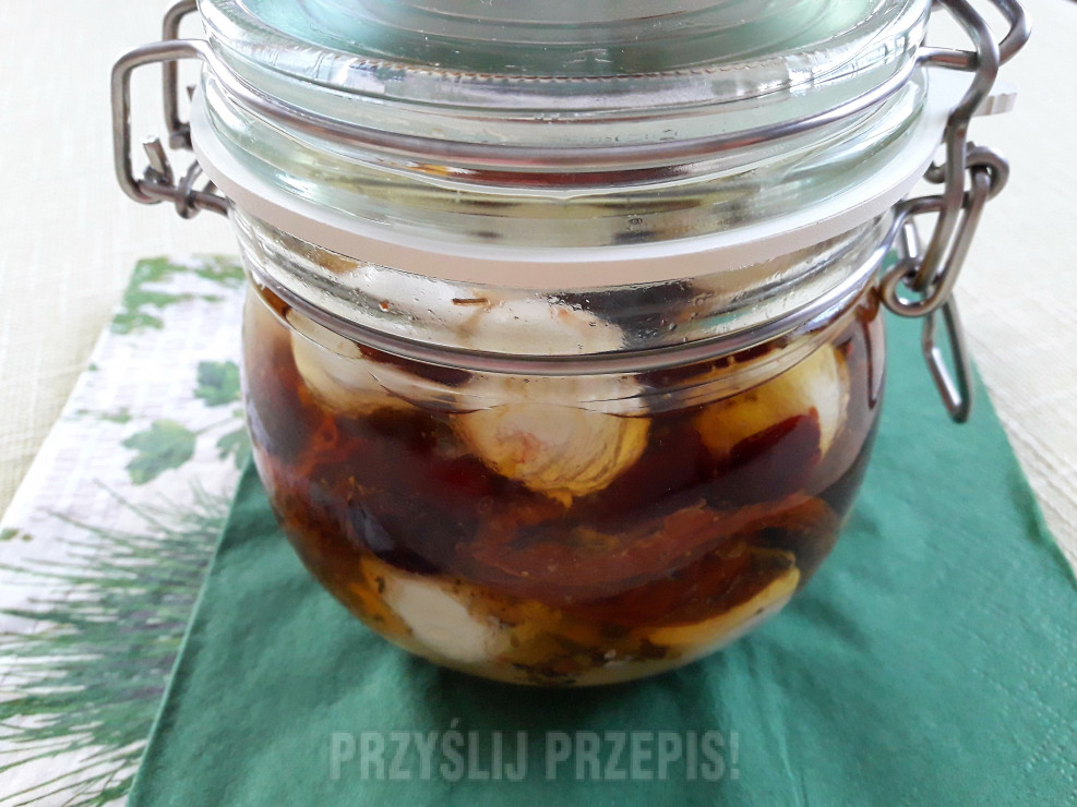 Mozzarella w oleju z suszonymi pomidorami i żurawiną.