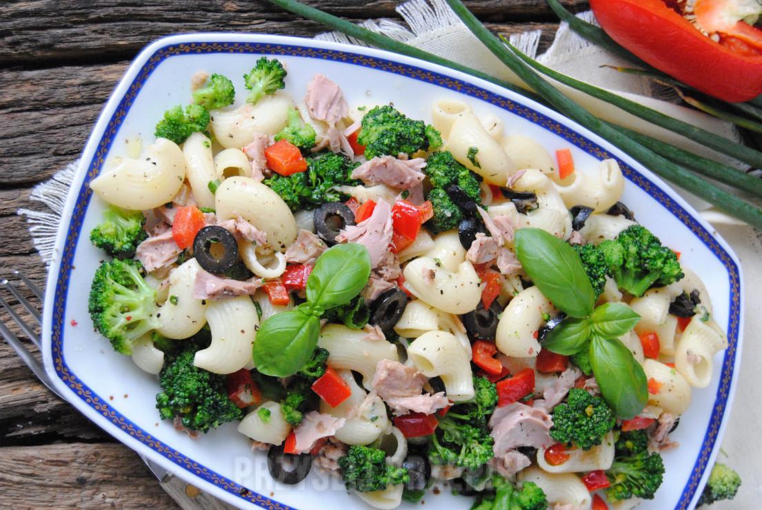 Makaronowa sałatka z brokułem i tuńczykiem 