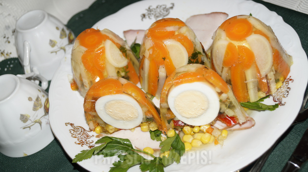 Jajka w warzywach i galaretce
