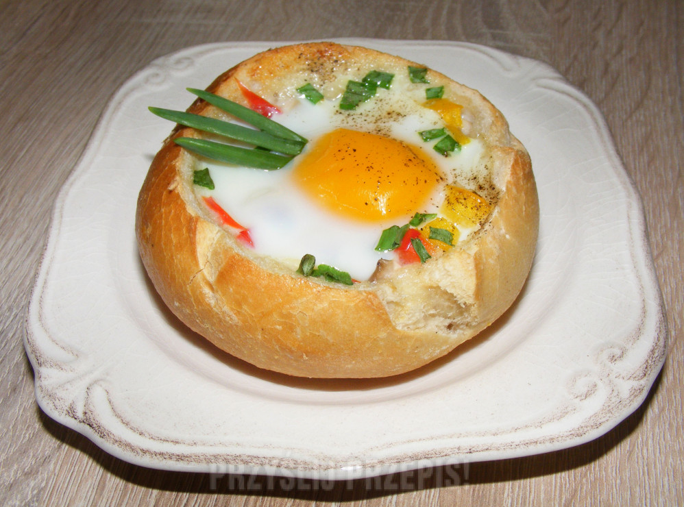 Bułeczki zapiekane z jajkiem, szynką, serem, pieczarkami i papryką