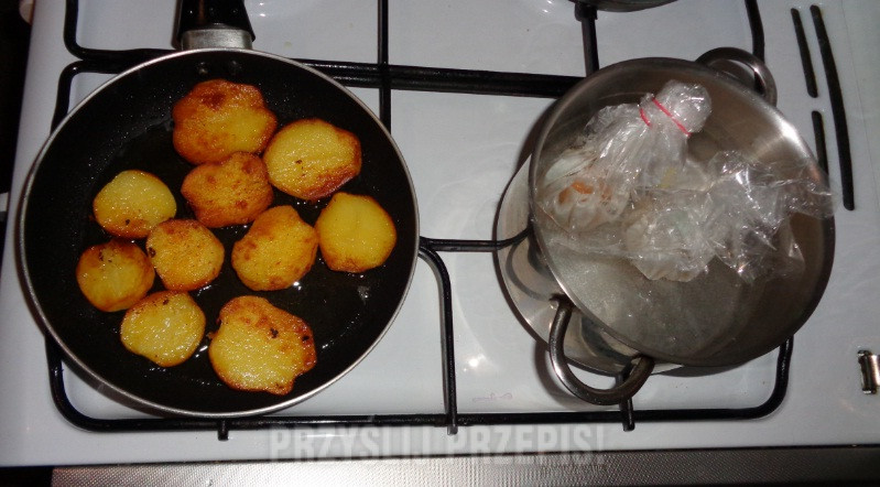 Pieczone ziemniaki, kotlet mielony, jajko z saszetki i ogórek konserwowy