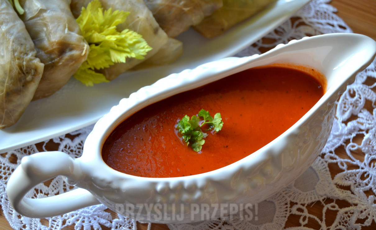 Sos pomidorowy z grillowaną papryką oraz selerem naciowym