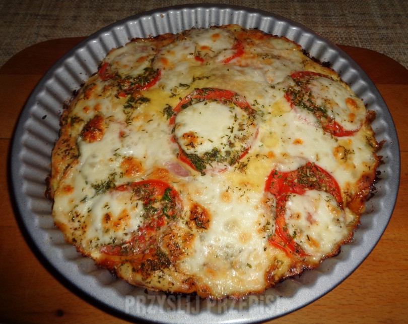 Pizza z szynką, serem i pomidorem