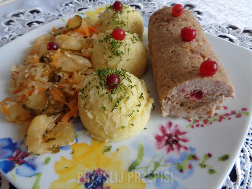 Faszerowane pieczarkami, serem i żurawiną klopsy wieprzowe, ziemniaki i sałatka warzywna ze słoja