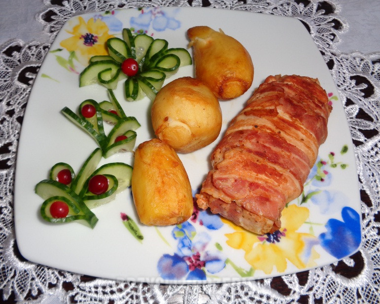 Roladki drobiowe, faszerowane serem ziemniaki i ogórkowy kwiatek z żurawinami