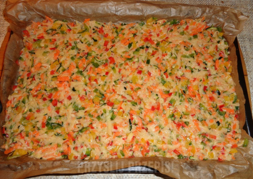 Rolada warzywna z pasztetem, szczypiorem i serem