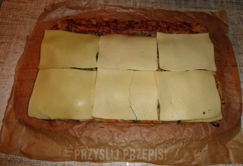 Rolada warzywna z pasztetem, szczypiorem i serem