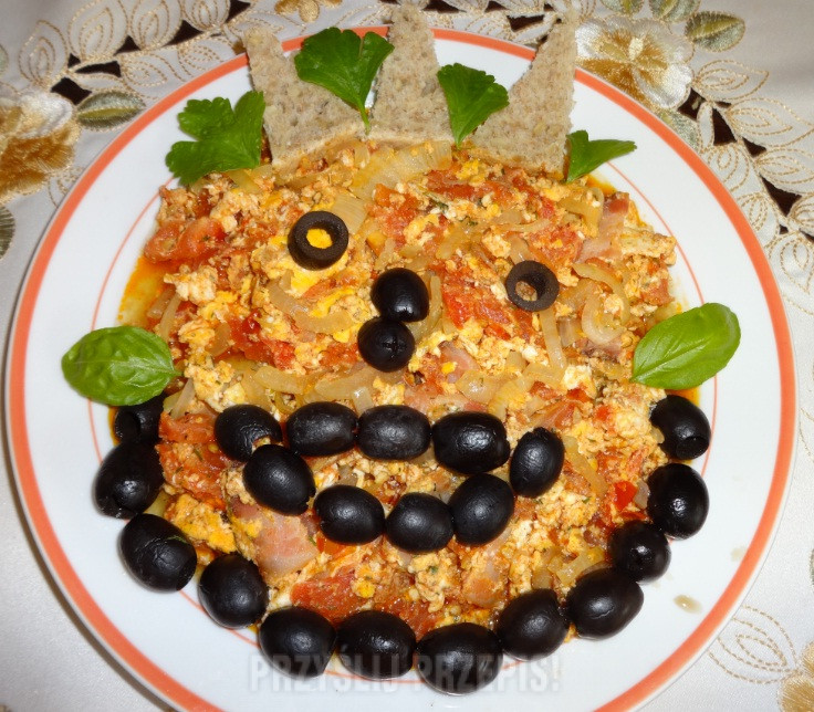 Jajecznica z pomidorem boczkiem, czarnymi oliwkami i cebulą