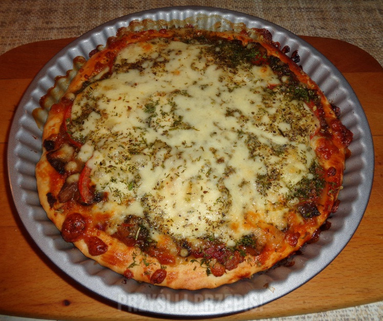 Pizza z pieczarkami, pomidorem i serem