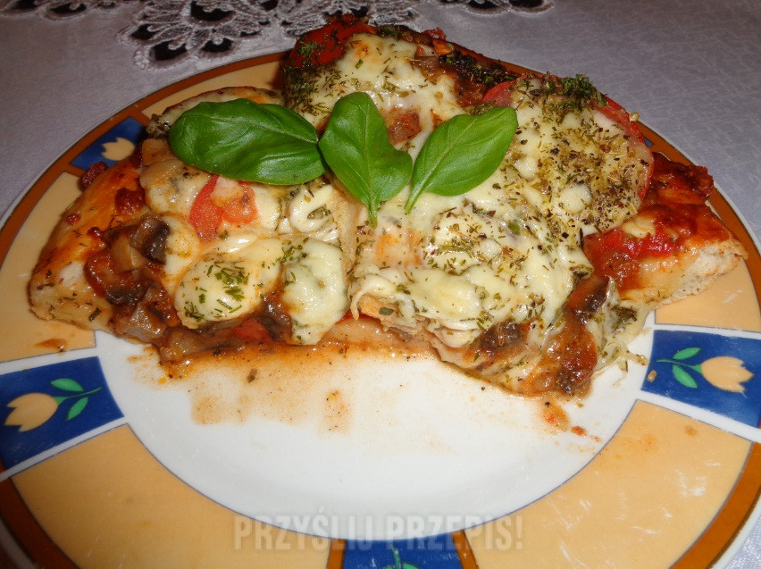 Pizza z pieczarkami, pomidorem i serem
