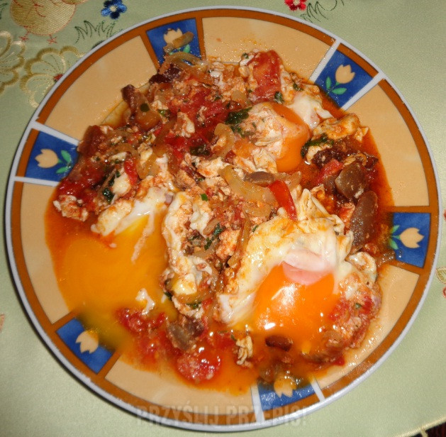 Jajecznica z jajek od wesołych kurek smażona na wędzonce.