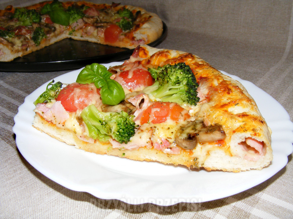 Pizza na puszystym spodzie i faszerowanymi brzegami z szynka, boczkiem, pieczarkami,  brokułem i pomidorkami