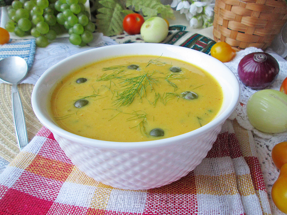 Ziemniaczana zupa krem z kukurydzą i winogronem