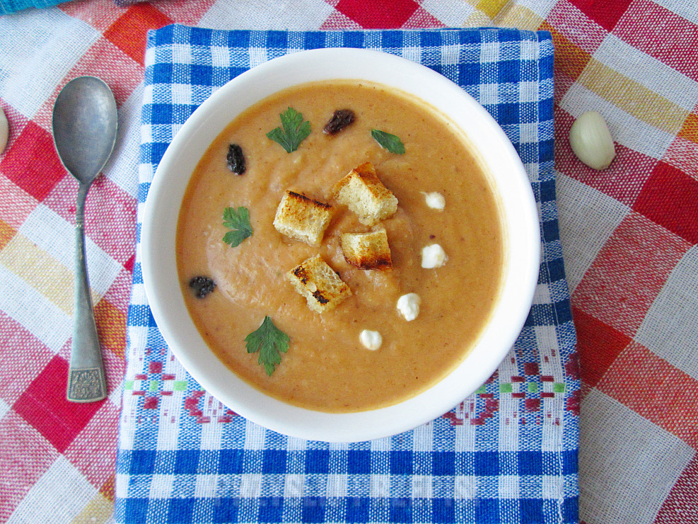 Zupa selerowa z pomidorami i rodzynkami