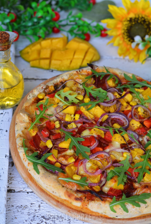 Wiosenna pizza z mango i kiełbasą chorizo