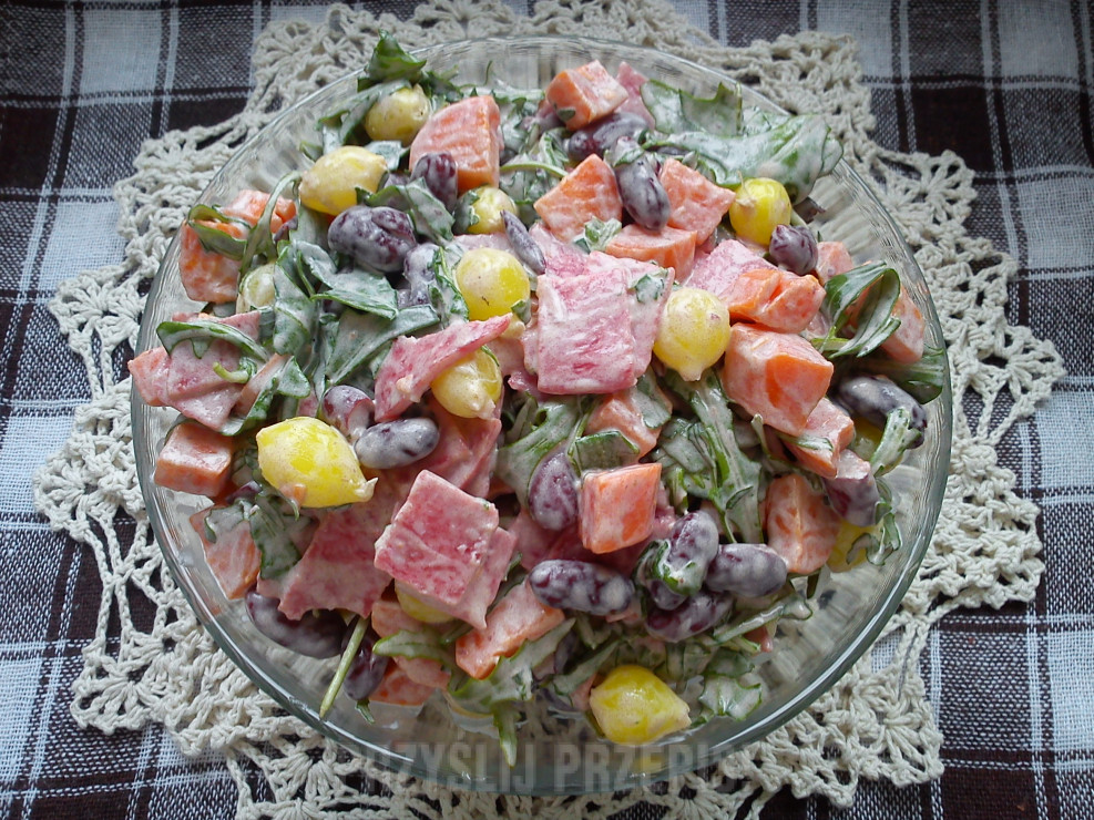 Kolorowa sałatka z salami i rukolą