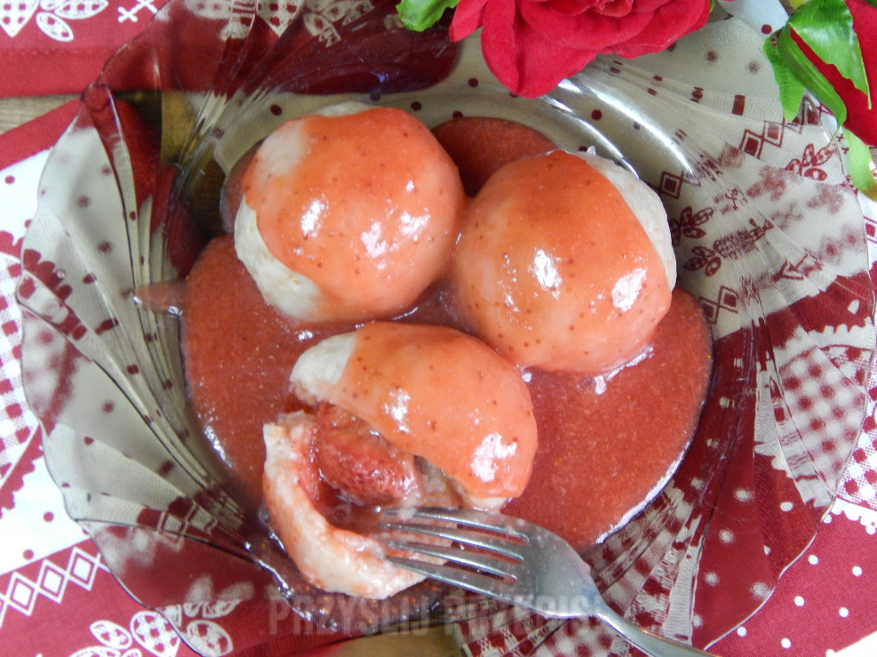 kluski z kaszy gryczanej z truskawkami w sosie truskawkowym