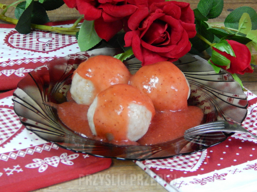 kluski z kaszy gryczanej z truskawkami w sosie truskawkowym