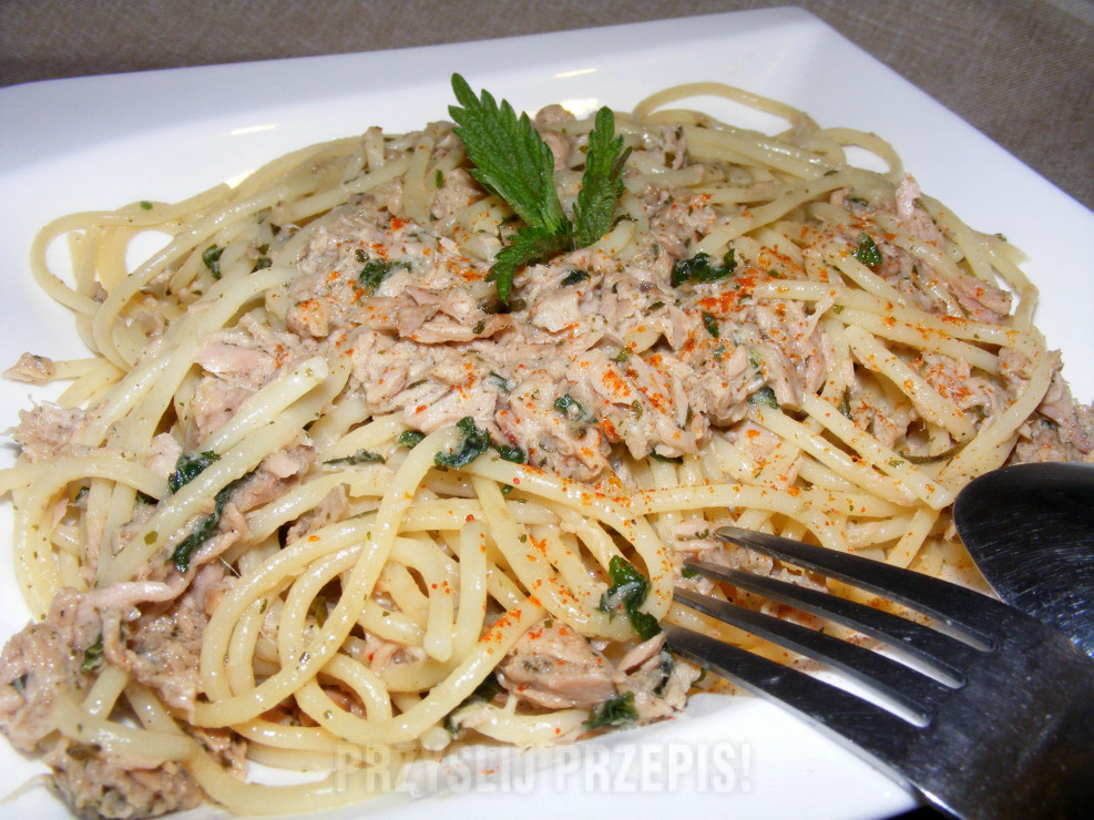 Makaron spagetti z tuńczykiem i pokrzywą