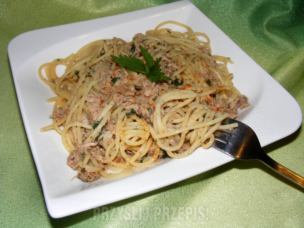 Makaron spagetti z tuńczykiem i pokrzywą