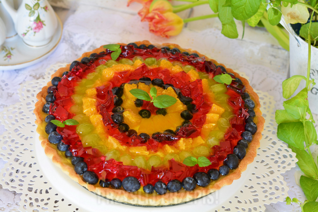 Tarta z kremem waniliowym, owocami i galaretką