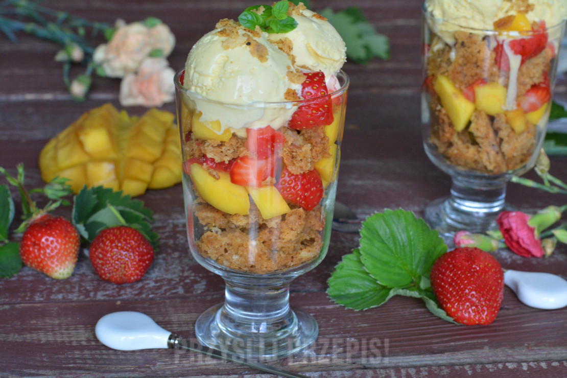 Lodowe ciasteczkowe trifle z mango i truskawkami