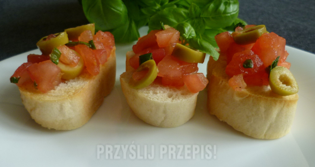 Bruschetta z pomidorami, oliwkami i bazylią