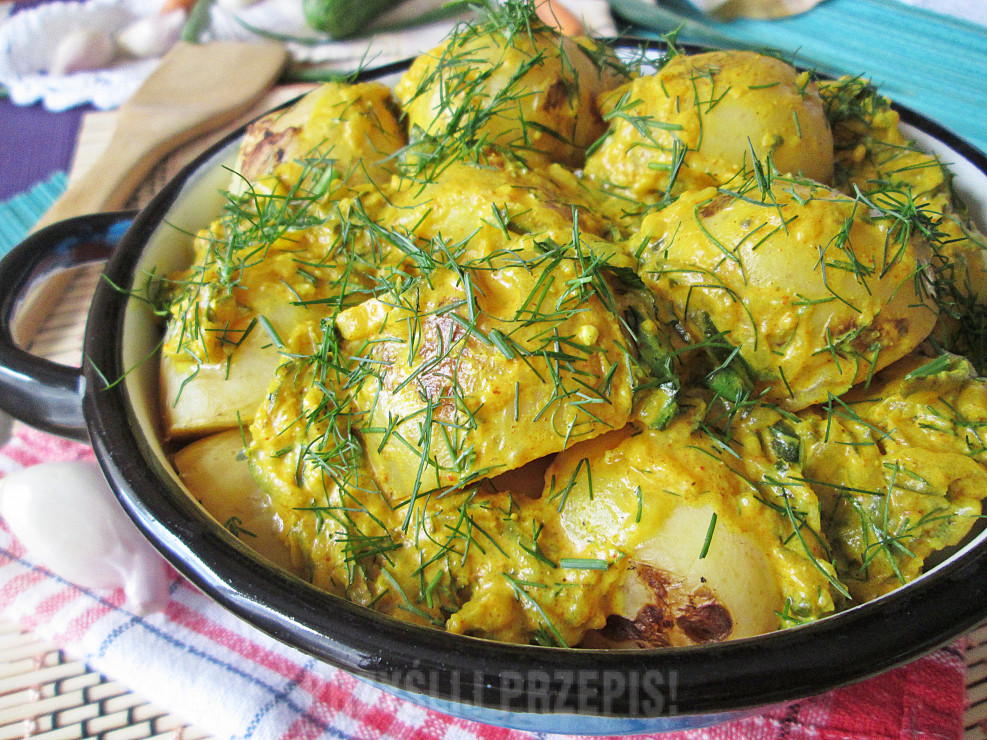 Młode ziemniaki w sosie ogórkowo – serowym