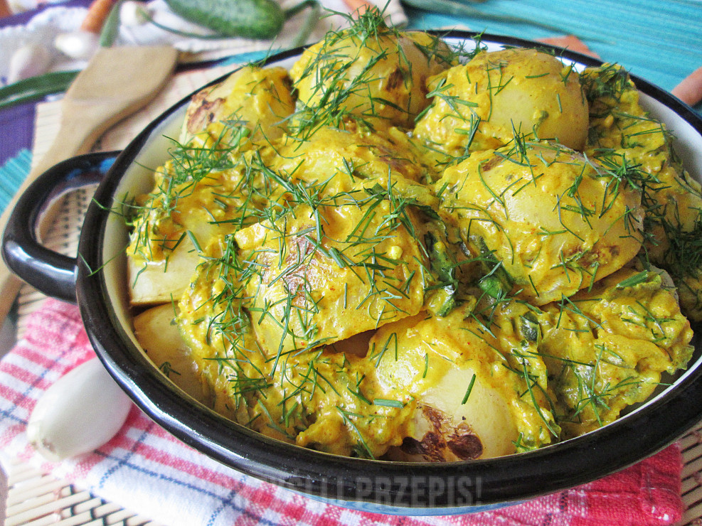 Młode ziemniaki w sosie ogórkowo – serowym
