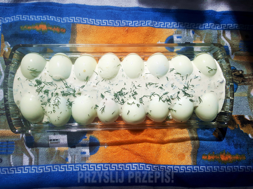 Jajka w sosie ogórkowo-koperkowym